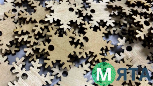 Дерев'яна бирка Сніжинка