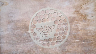 Трафарет Бджола та соти, 12 см